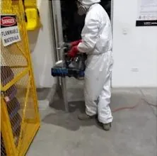 Técnico de ATRAPA-ME nebulizando un área de resguardo con equipo de protección