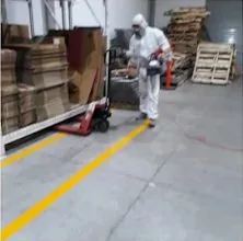 Técnico de ATRAPA-ME tratando un almacén contra plagas