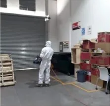 Técnico de ATRAPA-ME aplicando control de plagas en una bodega