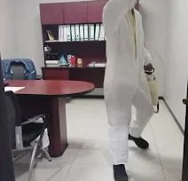 Técnico de ATRAPA-ME aplicando tratamiento contra plagas en una oficina corporativa